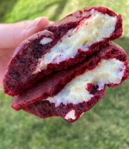Cookie red velvet recheado com cream cheese