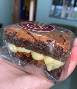 Cookie brownie recheado, embalado com selo da marca