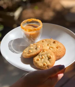 Cookies com gotas brancas servidos com café