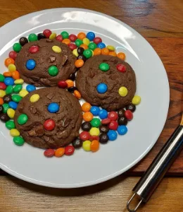Cookie brownie recheado ao meio